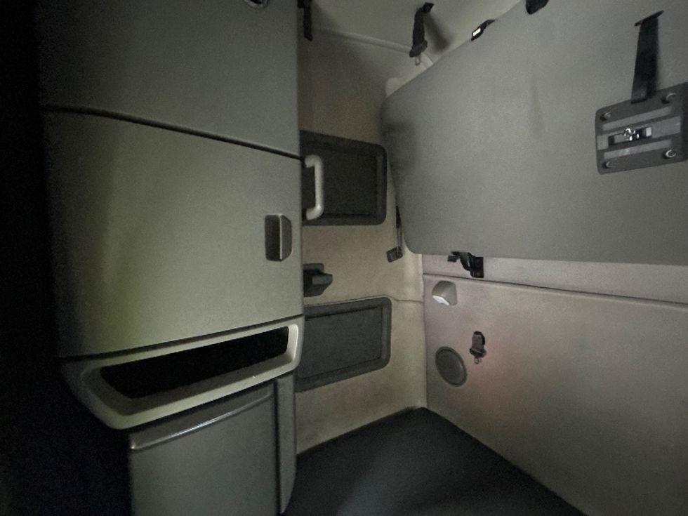 Sleeper Tractor-Heavy Duty Tractors-Volvo-2022-VNL64760-Charlotte-NC-484,869\n\t\tmiles-$ 76,000 - Image 19