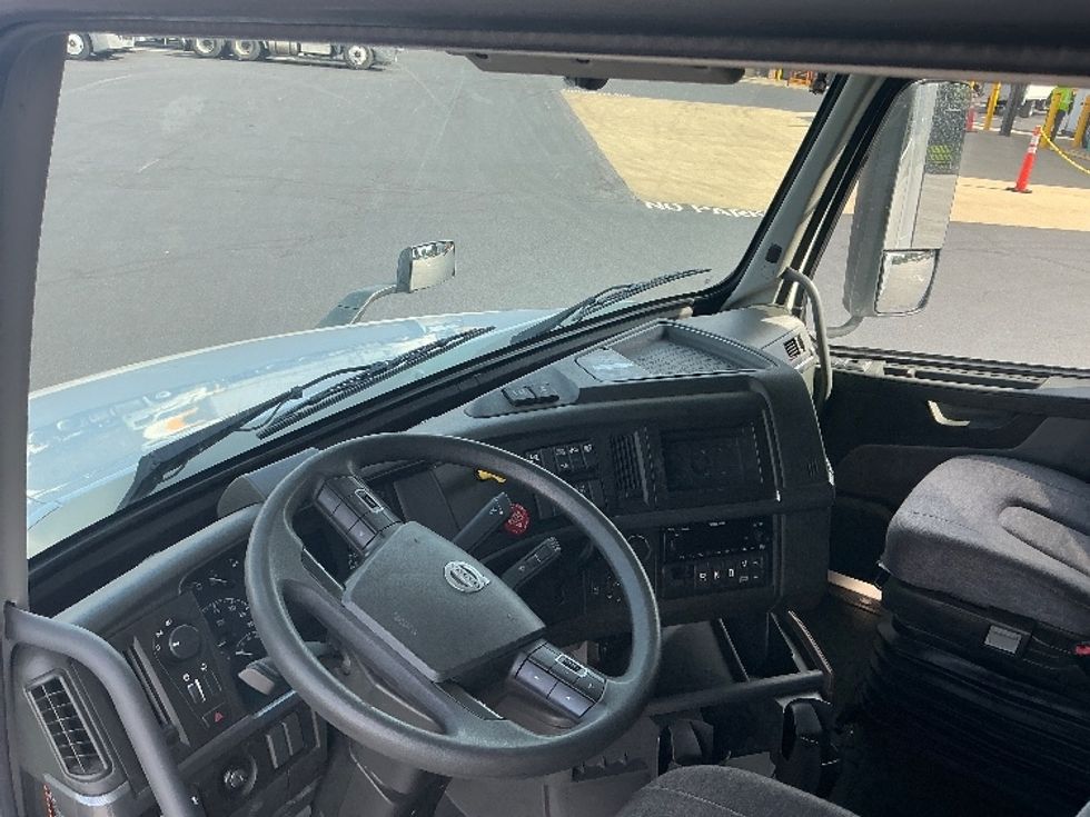 Sleeper Tractor-Heavy Duty Tractors-Volvo-2022-VNL64760-Chattanooga-TN-358,905\n\t\tmiles-$ 89,750 - Image 10