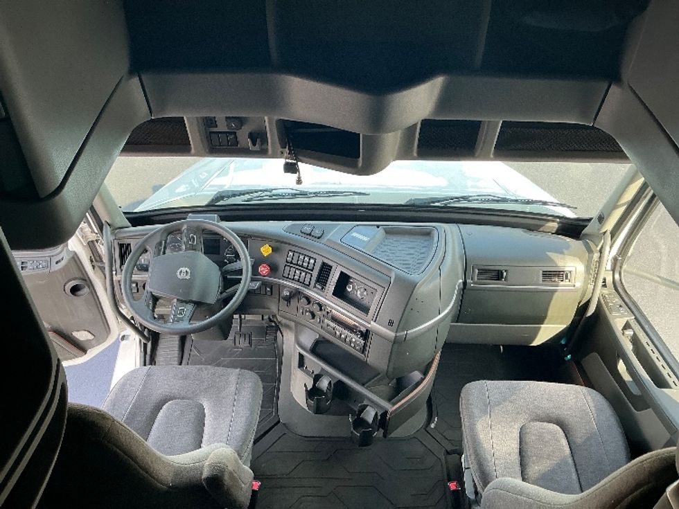 Sleeper Tractor-Heavy Duty Tractors-Volvo-2022-VNL64760-Chattanooga-TN-358,905\n\t\tmiles-$ 89,750 - Image 12