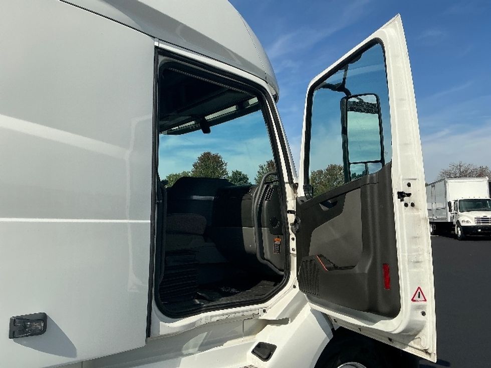 Sleeper Tractor-Heavy Duty Tractors-Volvo-2022-VNL64760-Chattanooga-TN-358,905\n\t\tmiles-$ 89,750 - Image 13