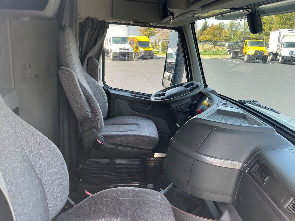 Sleeper Tractor-Heavy Duty Tractors-Volvo-2022-VNL64760-Chattanooga-TN-358,905\n\t\tmiles-$ 89,750 - Image 15