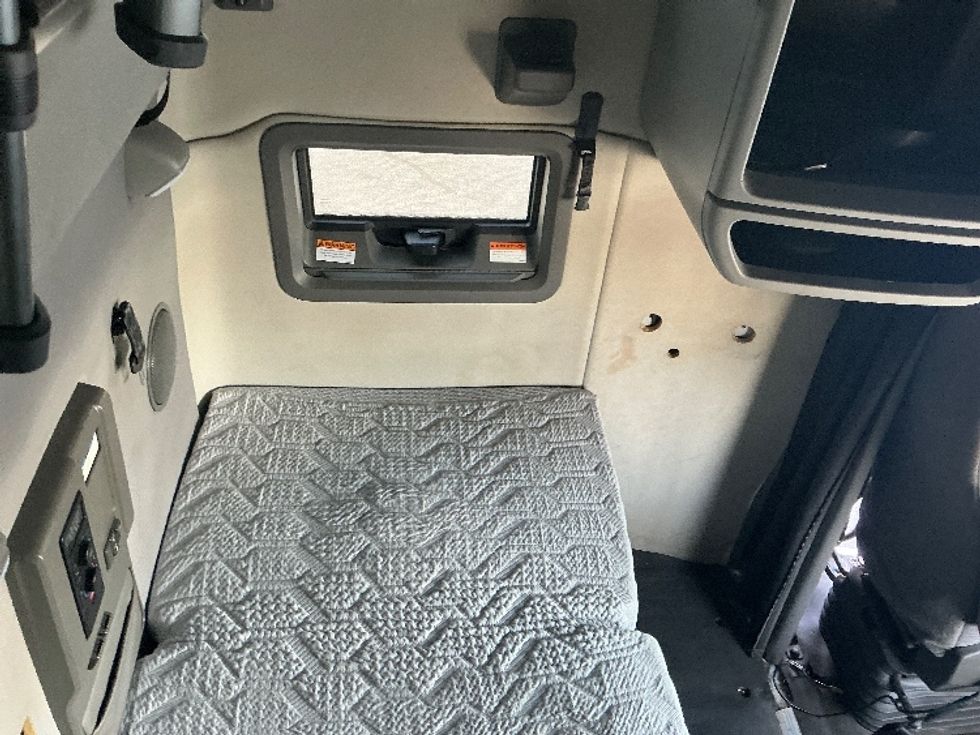 Sleeper Tractor-Heavy Duty Tractors-Volvo-2022-VNL64760-Chattanooga-TN-358,905\n\t\tmiles-$ 89,750 - Image 16