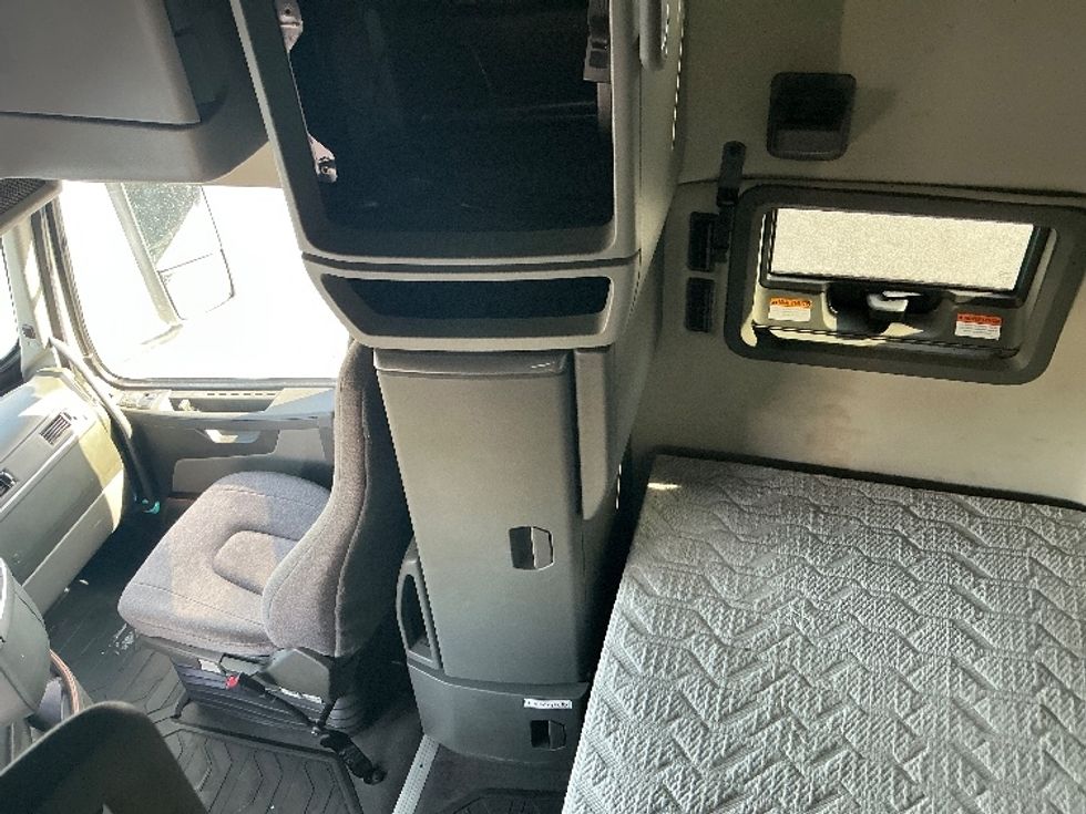 Sleeper Tractor-Heavy Duty Tractors-Volvo-2022-VNL64760-Chattanooga-TN-358,905\n\t\tmiles-$ 89,750 - Image 17