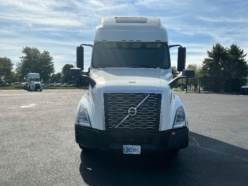 Sleeper Tractor-Heavy Duty Tractors-Volvo-2022-VNL64760-Chattanooga-TN-358,905\n\t\tmiles-$ 89,750 - Image 2