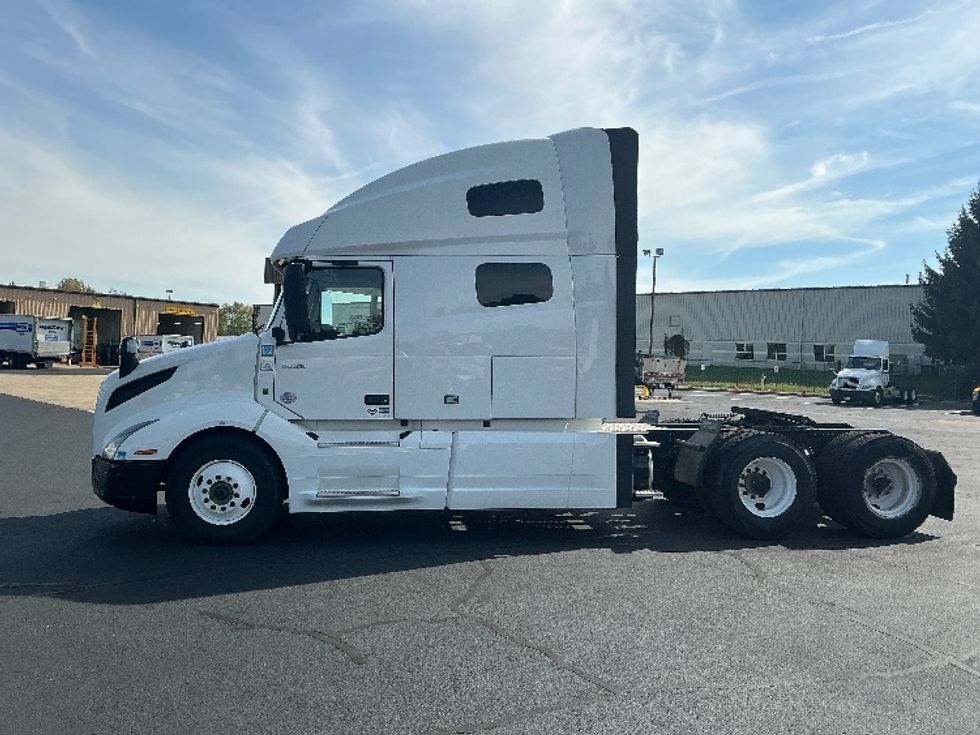 Sleeper Tractor-Heavy Duty Tractors-Volvo-2022-VNL64760-Chattanooga-TN-358,905\n\t\tmiles-$ 89,750 - Image 4