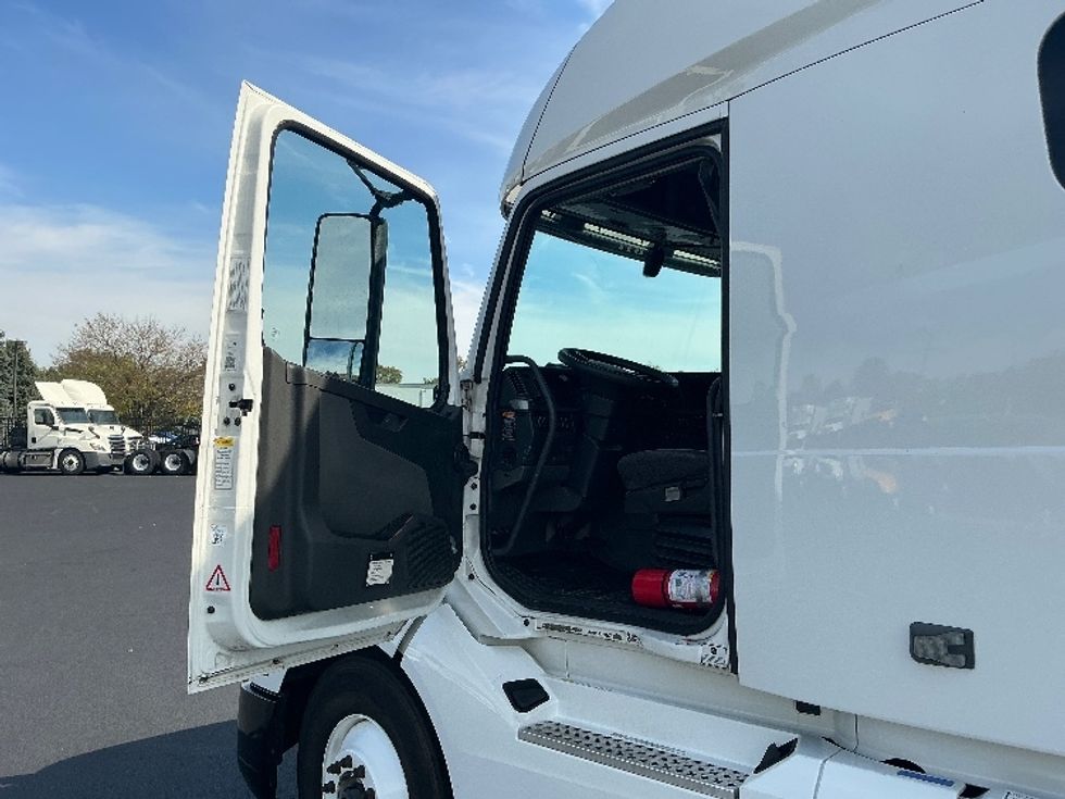 Sleeper Tractor-Heavy Duty Tractors-Volvo-2022-VNL64760-Chattanooga-TN-358,905\n\t\tmiles-$ 89,750 - Image 9
