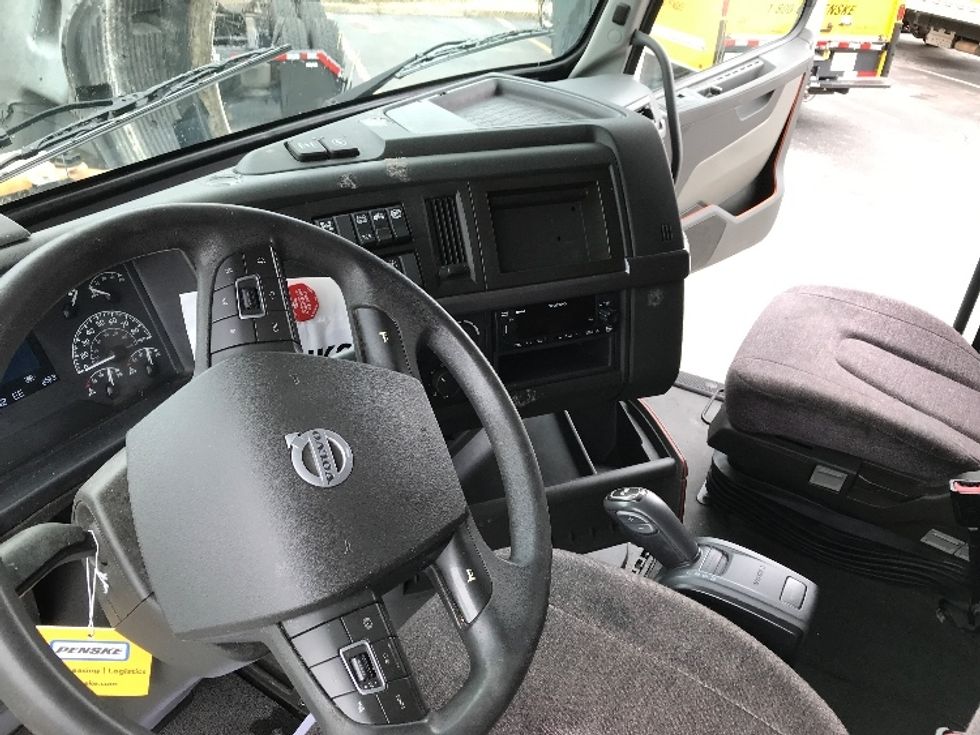 Sleeper Tractor-Heavy Duty Tractors-Volvo-2022-VNL64760-Chesapeake-VA-367,687\n\t\tmiles-$ 87,250 - Image 10