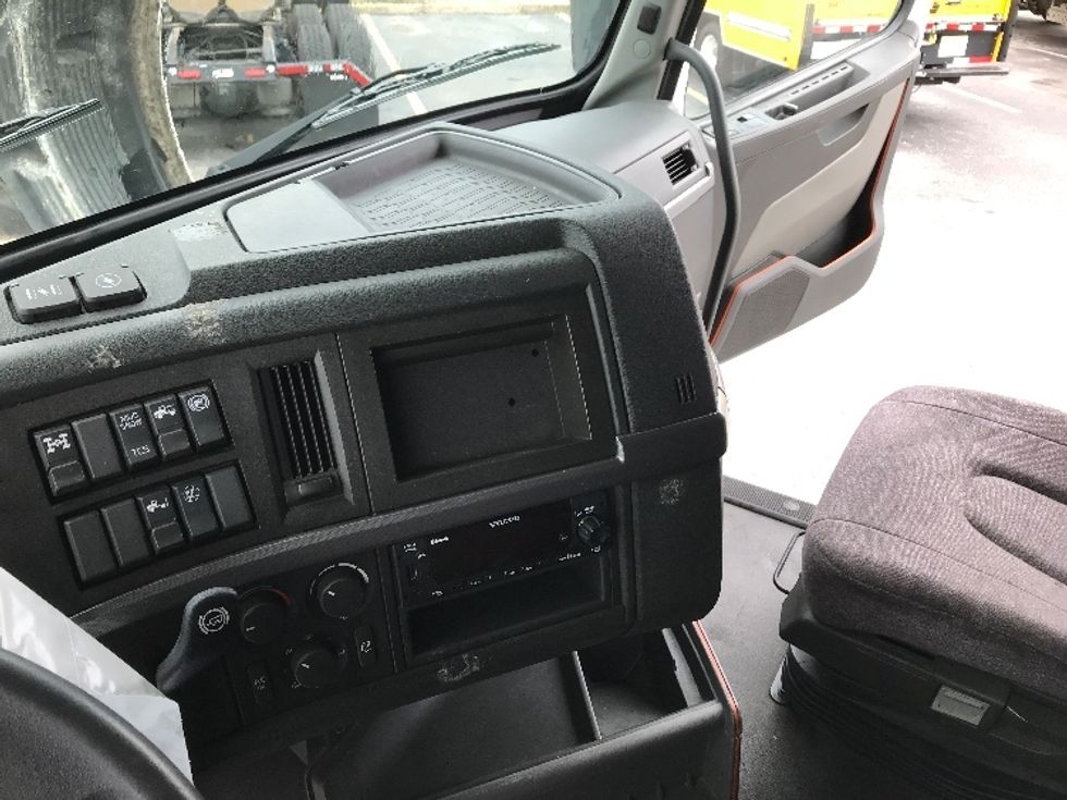 Sleeper Tractor-Heavy Duty Tractors-Volvo-2022-VNL64760-Chesapeake-VA-367,687\n\t\tmiles-$ 87,250 - Image 12