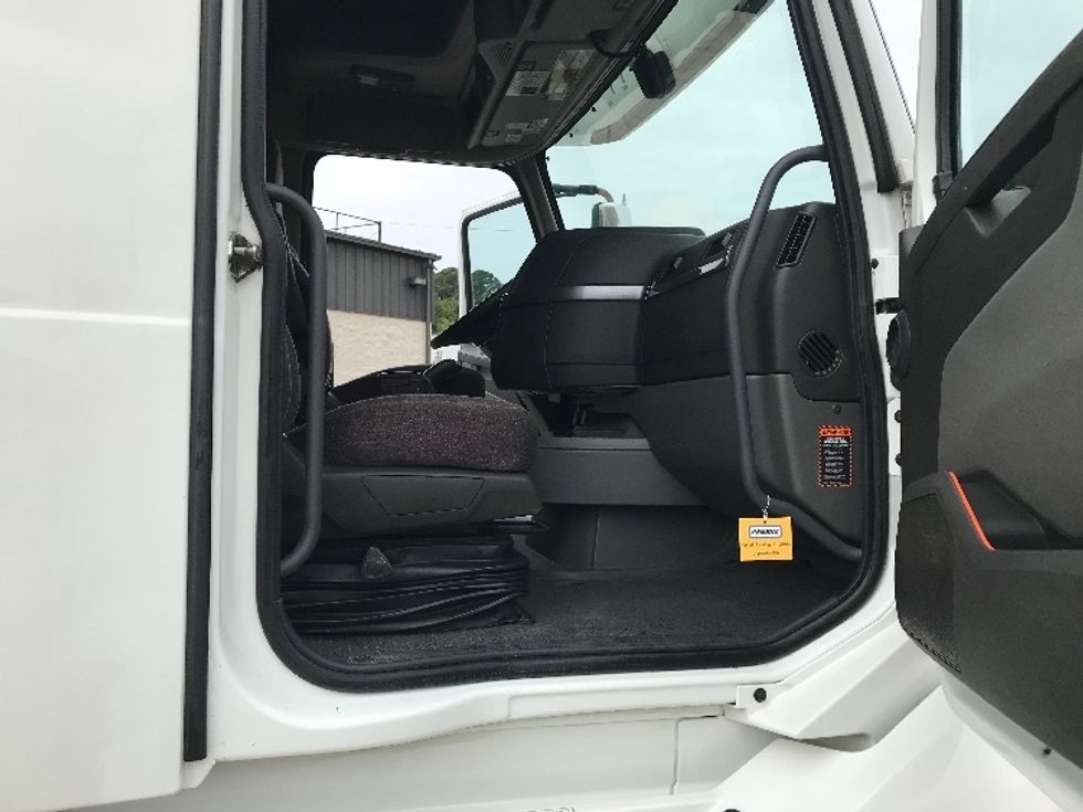 Sleeper Tractor-Heavy Duty Tractors-Volvo-2022-VNL64760-Chesapeake-VA-367,687\n\t\tmiles-$ 87,250 - Image 13