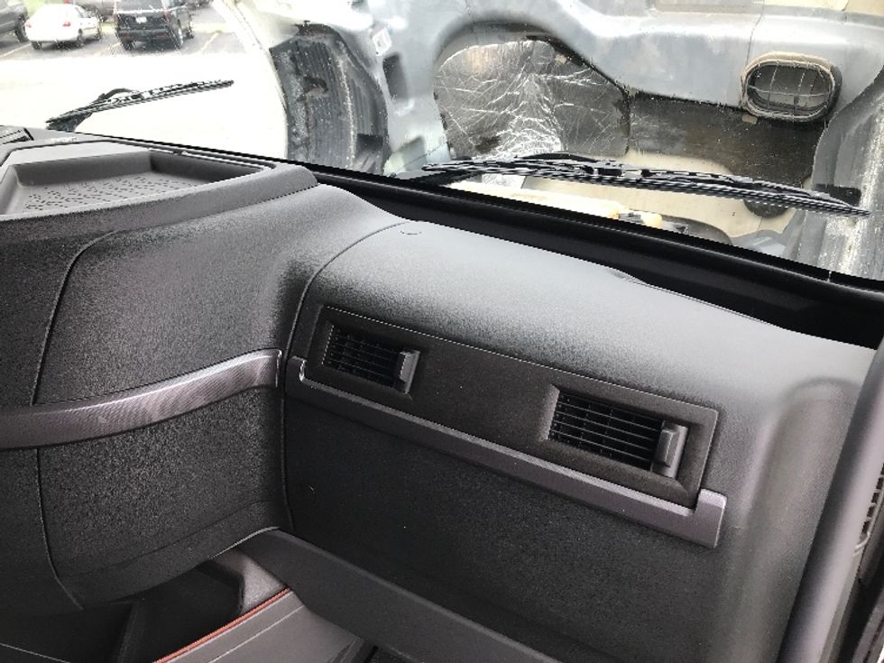 Sleeper Tractor-Heavy Duty Tractors-Volvo-2022-VNL64760-Chesapeake-VA-367,687\n\t\tmiles-$ 87,250 - Image 14