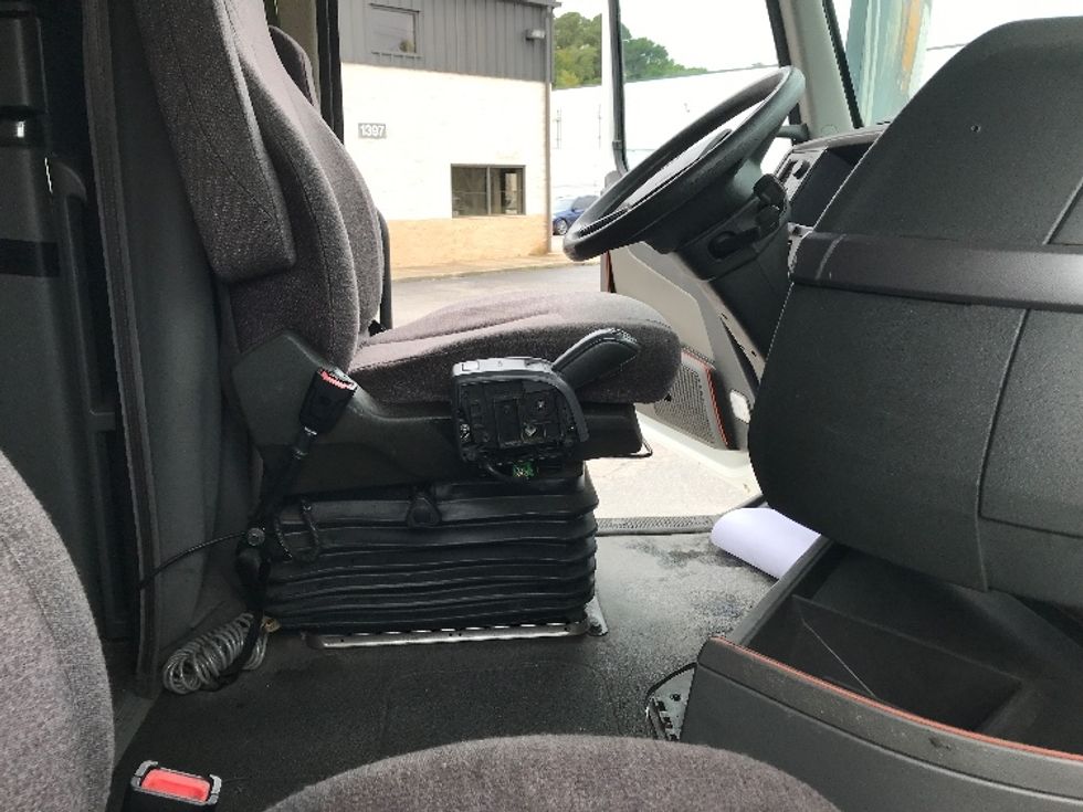 Sleeper Tractor-Heavy Duty Tractors-Volvo-2022-VNL64760-Chesapeake-VA-367,687\n\t\tmiles-$ 87,250 - Image 15