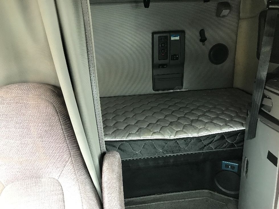 Sleeper Tractor-Heavy Duty Tractors-Volvo-2022-VNL64760-Chesapeake-VA-367,687\n\t\tmiles-$ 87,250 - Image 16