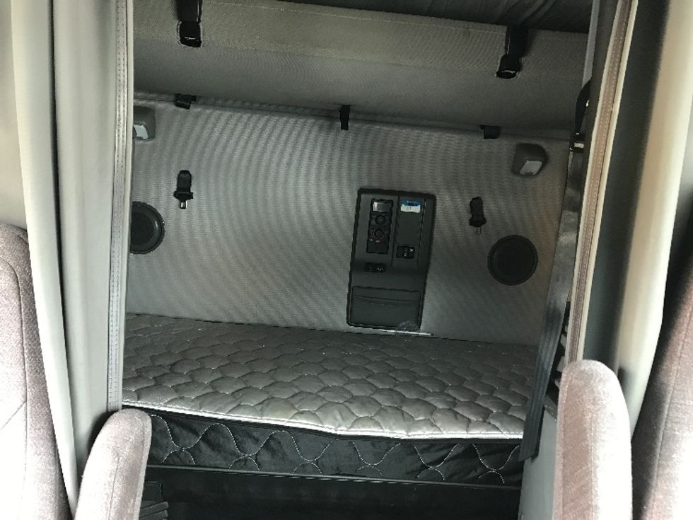 Sleeper Tractor-Heavy Duty Tractors-Volvo-2022-VNL64760-Chesapeake-VA-367,687\n\t\tmiles-$ 87,250 - Image 17