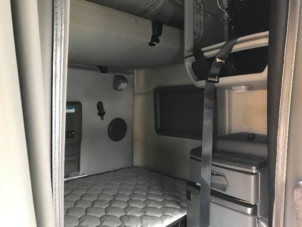 Sleeper Tractor-Heavy Duty Tractors-Volvo-2022-VNL64760-Chesapeake-VA-367,687\n\t\tmiles-$ 87,250 - Image 18