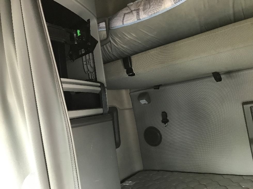 Sleeper Tractor-Heavy Duty Tractors-Volvo-2022-VNL64760-Chesapeake-VA-367,687\n\t\tmiles-$ 87,250 - Image 19