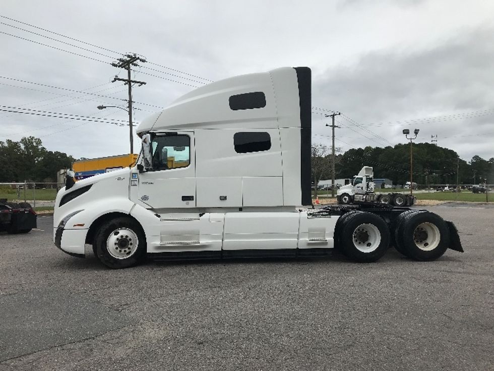 Sleeper Tractor-Heavy Duty Tractors-Volvo-2022-VNL64760-Chesapeake-VA-367,687\n\t\tmiles-$ 87,250 - Image 4