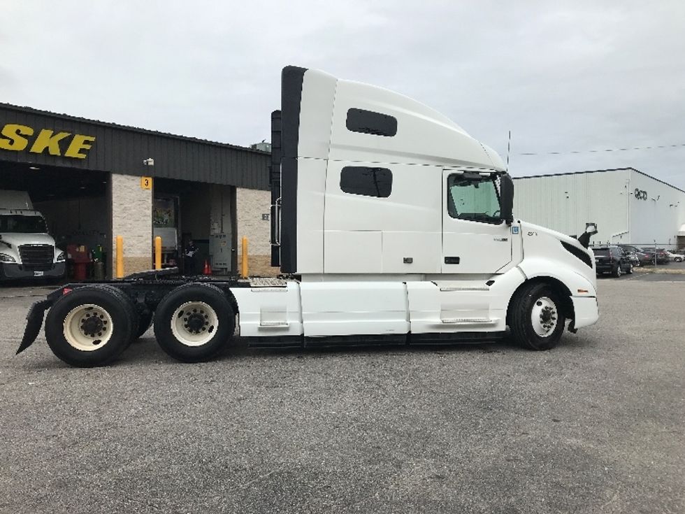 Sleeper Tractor-Heavy Duty Tractors-Volvo-2022-VNL64760-Chesapeake-VA-367,687\n\t\tmiles-$ 87,250 - Image 8