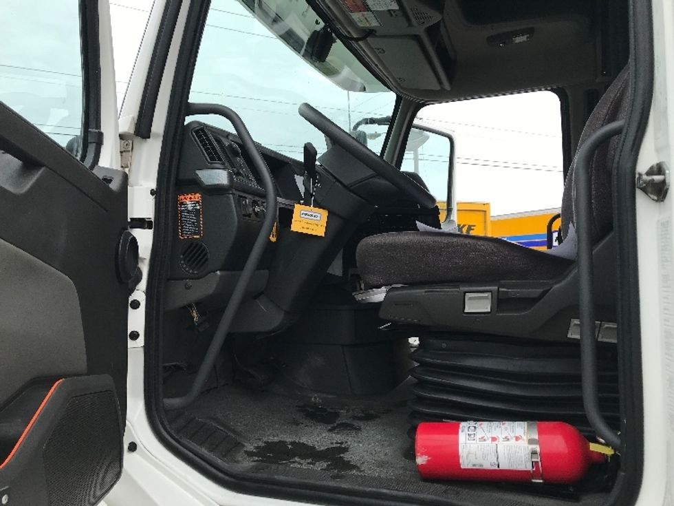 Sleeper Tractor-Heavy Duty Tractors-Volvo-2022-VNL64760-Chesapeake-VA-367,687\n\t\tmiles-$ 87,250 - Image 9