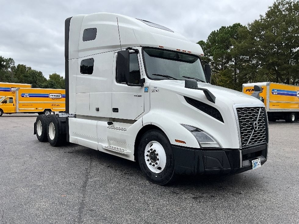 Sleeper Tractor-Heavy Duty Tractors-Volvo-2022-VNL64760-Chesapeake-VA-475,118\n\t\tmiles-$ 74,500 - Image 1