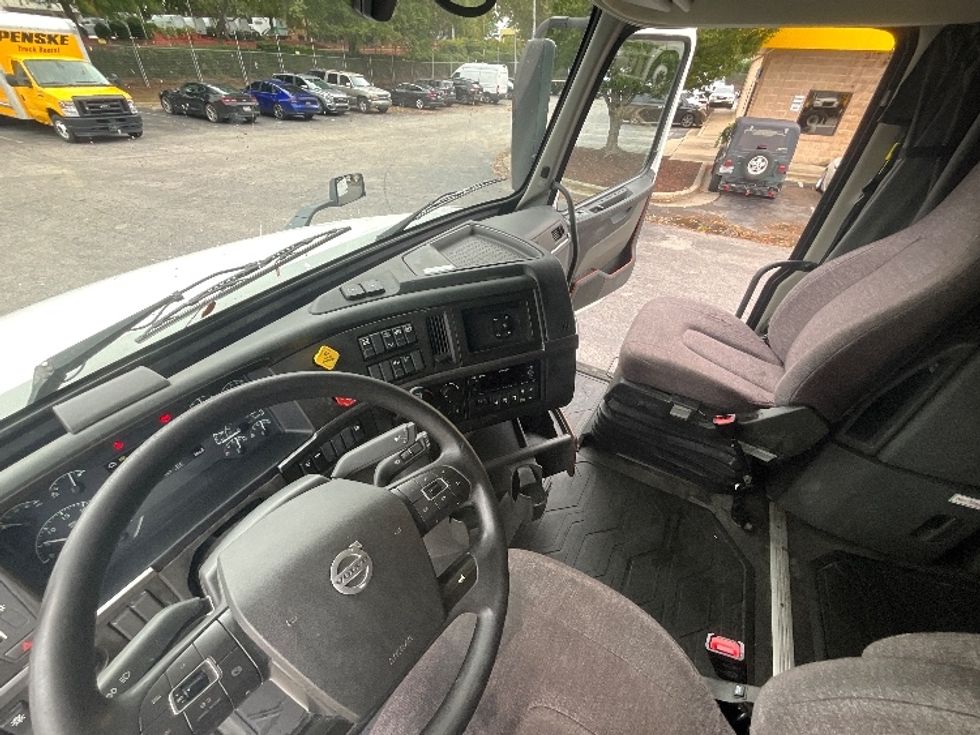 Sleeper Tractor-Heavy Duty Tractors-Volvo-2022-VNL64760-Chesapeake-VA-475,118\n\t\tmiles-$ 74,500 - Image 10