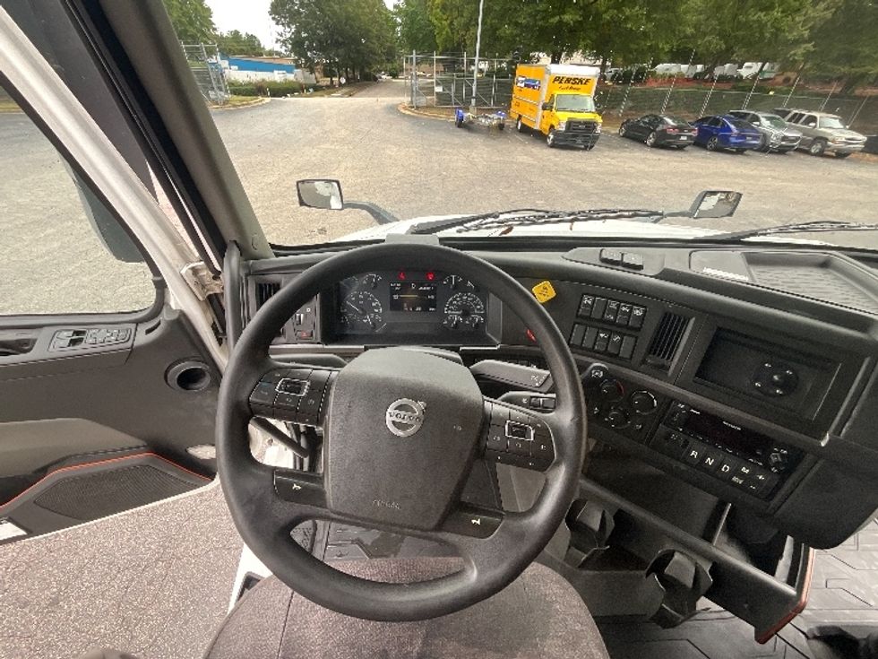 Sleeper Tractor-Heavy Duty Tractors-Volvo-2022-VNL64760-Chesapeake-VA-475,118\n\t\tmiles-$ 74,500 - Image 11