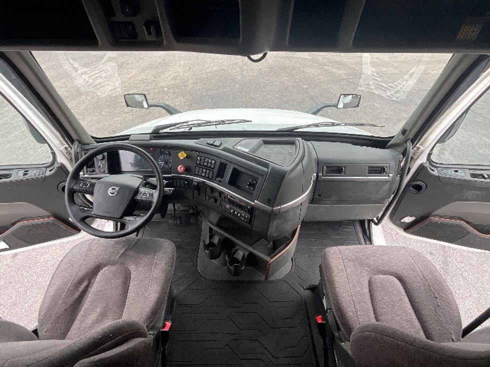 Sleeper Tractor-Heavy Duty Tractors-Volvo-2022-VNL64760-Chesapeake-VA-475,118\n\t\tmiles-$ 74,500 - Image 12