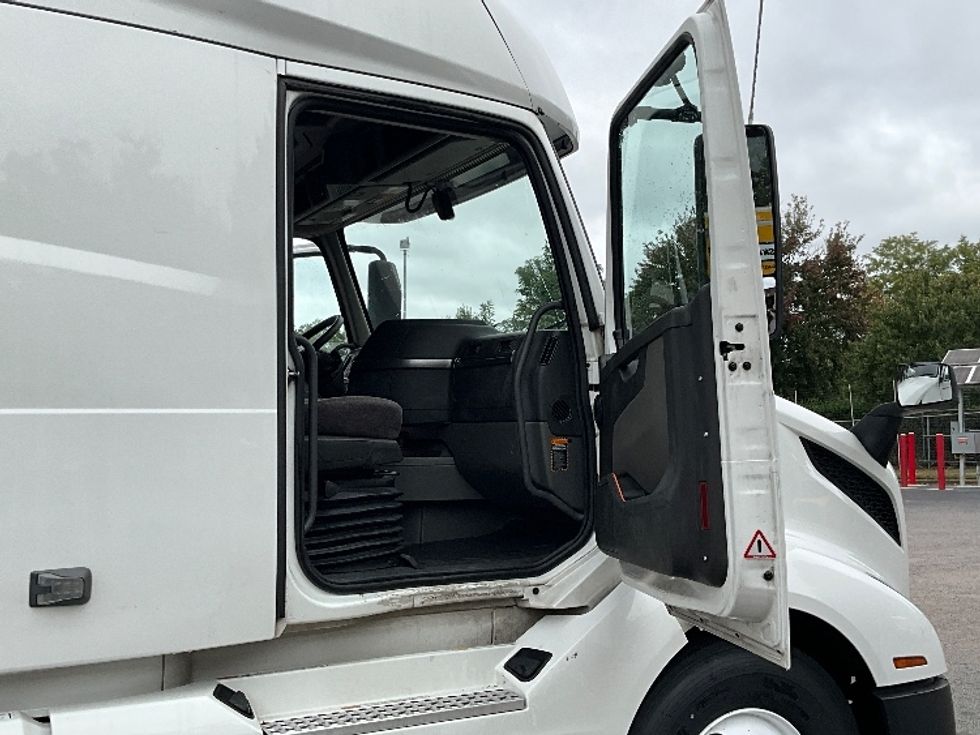 Sleeper Tractor-Heavy Duty Tractors-Volvo-2022-VNL64760-Chesapeake-VA-475,118\n\t\tmiles-$ 74,500 - Image 13