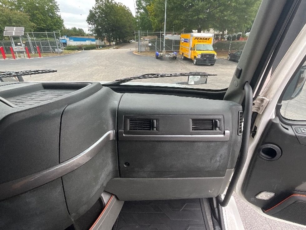 Sleeper Tractor-Heavy Duty Tractors-Volvo-2022-VNL64760-Chesapeake-VA-475,118\n\t\tmiles-$ 74,500 - Image 14