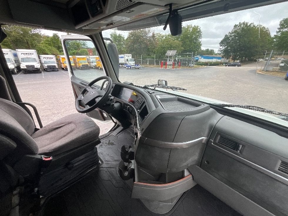 Sleeper Tractor-Heavy Duty Tractors-Volvo-2022-VNL64760-Chesapeake-VA-475,118\n\t\tmiles-$ 74,500 - Image 15