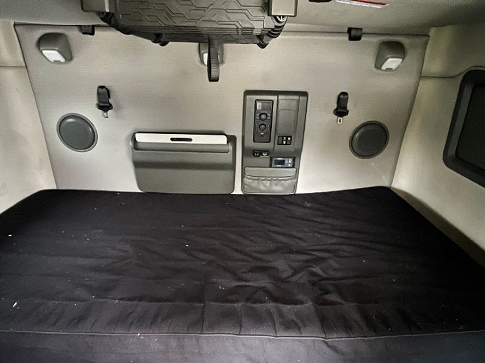 Sleeper Tractor-Heavy Duty Tractors-Volvo-2022-VNL64760-Chesapeake-VA-475,118\n\t\tmiles-$ 74,500 - Image 17