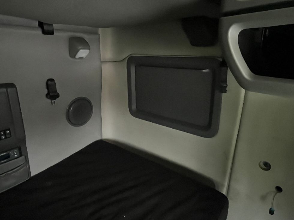 Sleeper Tractor-Heavy Duty Tractors-Volvo-2022-VNL64760-Chesapeake-VA-475,118\n\t\tmiles-$ 74,500 - Image 18