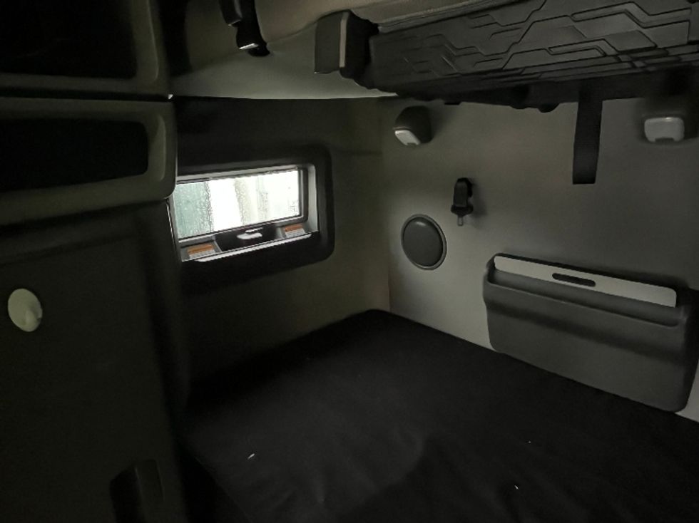 Sleeper Tractor-Heavy Duty Tractors-Volvo-2022-VNL64760-Chesapeake-VA-475,118\n\t\tmiles-$ 74,500 - Image 19