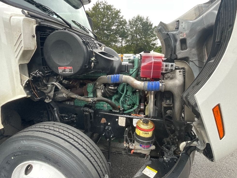 Sleeper Tractor-Heavy Duty Tractors-Volvo-2022-VNL64760-Chesapeake-VA-475,118\n\t\tmiles-$ 74,500 - Image 20