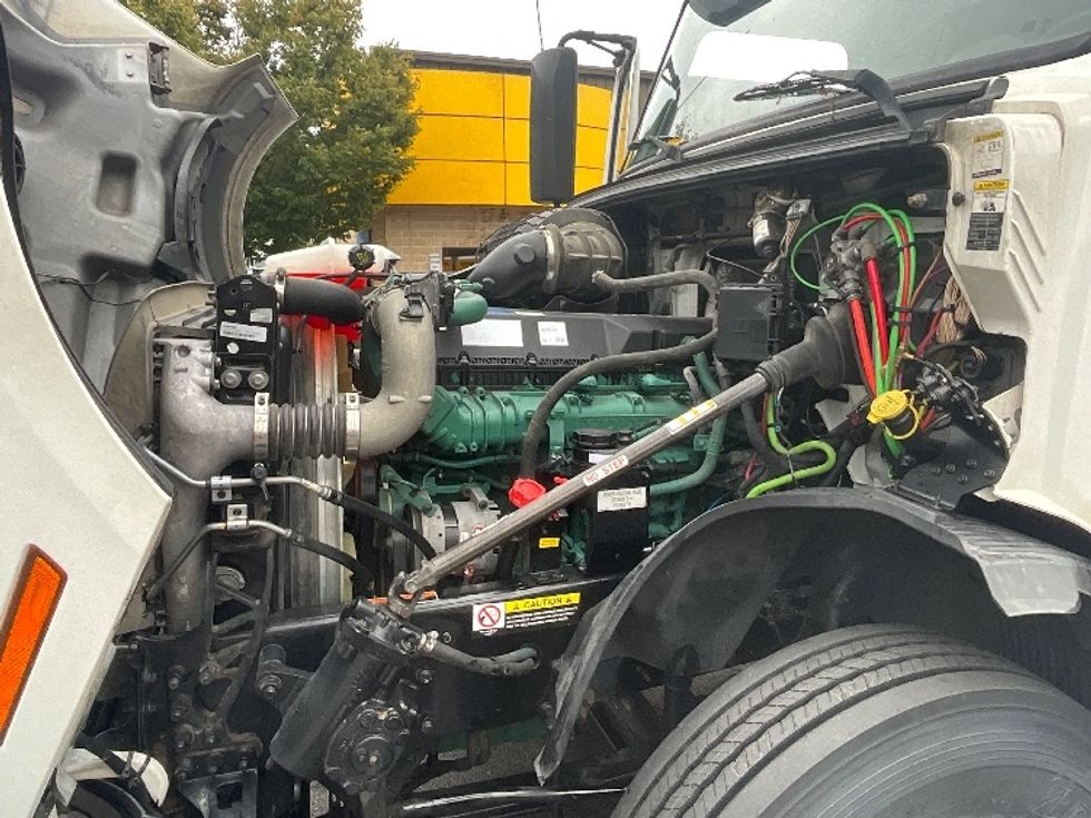 Sleeper Tractor-Heavy Duty Tractors-Volvo-2022-VNL64760-Chesapeake-VA-475,118\n\t\tmiles-$ 74,500 - Image 21