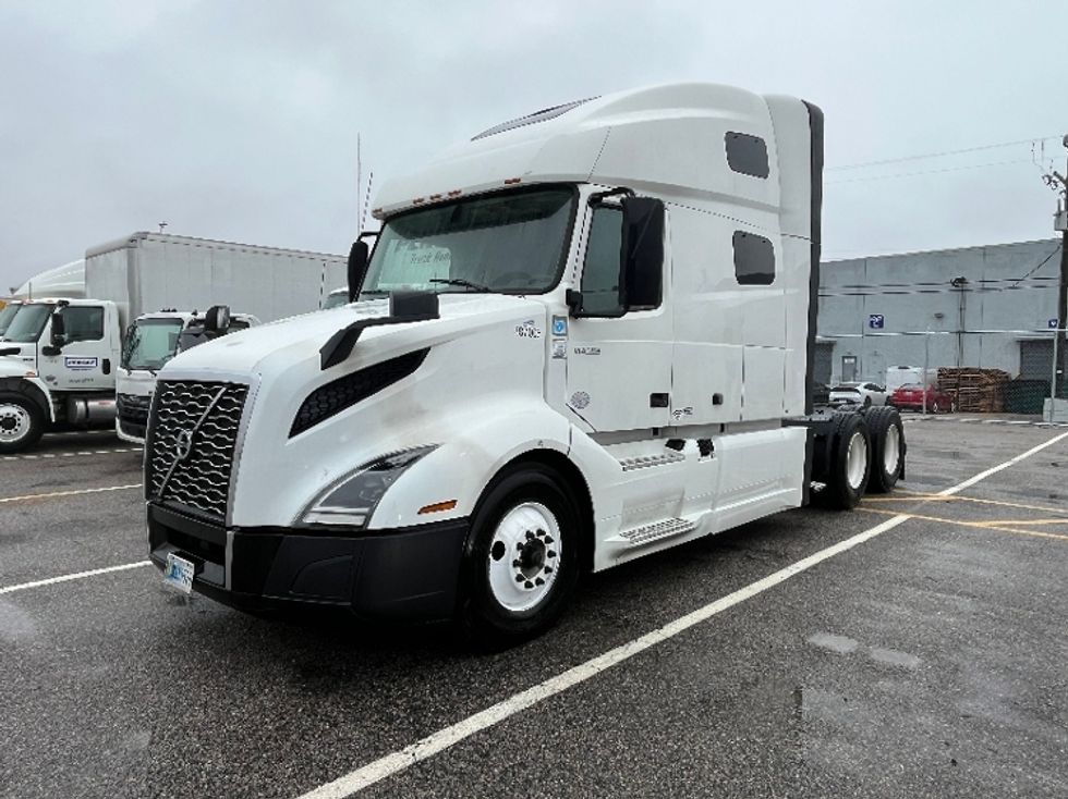 Sleeper Tractor-Heavy Duty Tractors-Volvo-2022-VNL64760-Chesapeake-VA-475,118\n\t\tmiles-$ 74,500 - Image 3