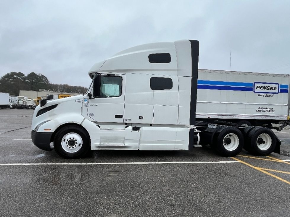 Sleeper Tractor-Heavy Duty Tractors-Volvo-2022-VNL64760-Chesapeake-VA-475,118\n\t\tmiles-$ 74,500 - Image 4
