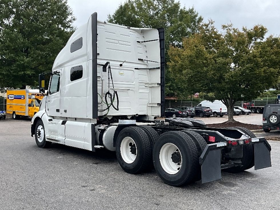 Sleeper Tractor-Heavy Duty Tractors-Volvo-2022-VNL64760-Chesapeake-VA-475,118\n\t\tmiles-$ 74,500 - Image 5