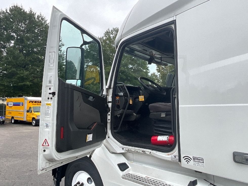 Sleeper Tractor-Heavy Duty Tractors-Volvo-2022-VNL64760-Chesapeake-VA-475,118\n\t\tmiles-$ 74,500 - Image 9