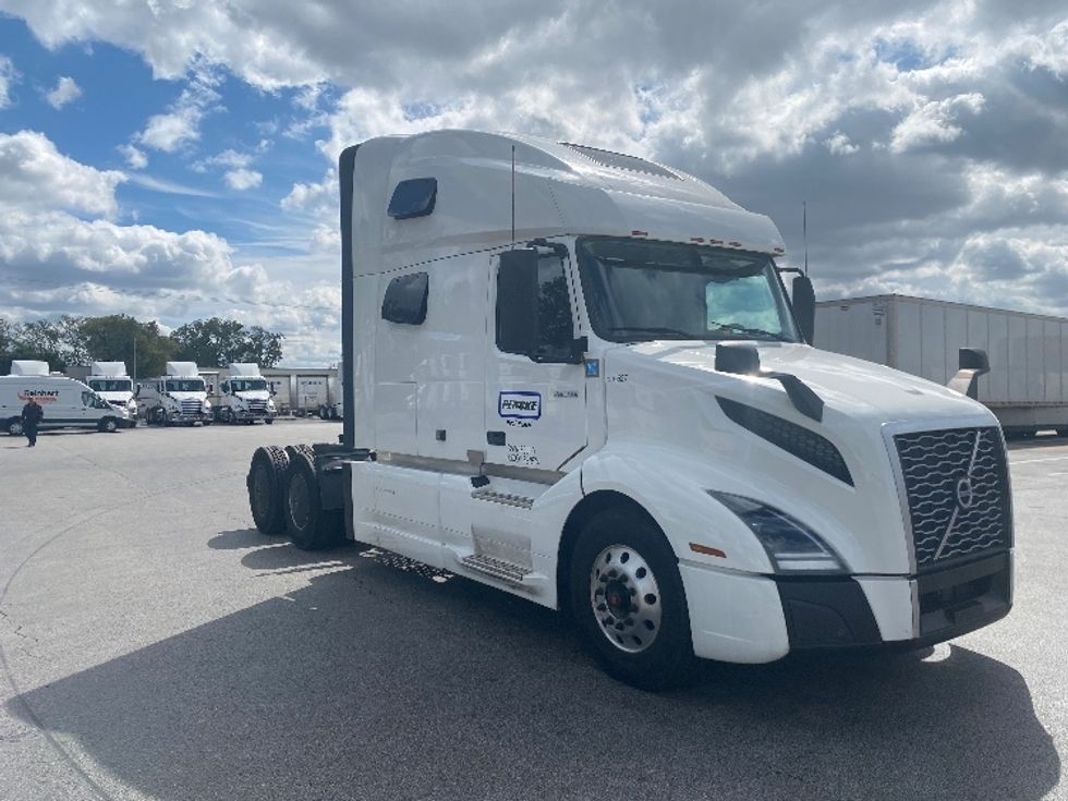 Sleeper Tractor-Heavy Duty Tractors-Volvo-2022-VNL64760-Chicago (Chicago Ridge)-IL-379,995\n\t\tmiles-$ 86,250 - Image 1