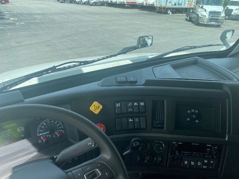 Sleeper Tractor-Heavy Duty Tractors-Volvo-2022-VNL64760-Chicago (Chicago Ridge)-IL-379,995\n\t\tmiles-$ 86,250 - Image 11