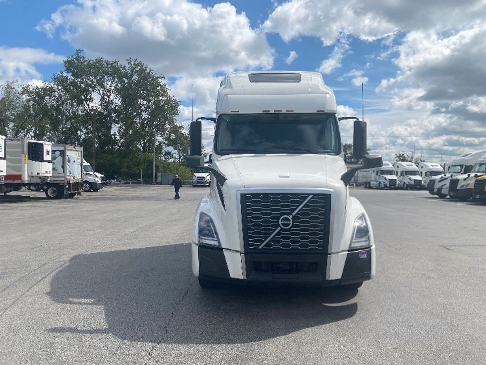 Sleeper Tractor-Heavy Duty Tractors-Volvo-2022-VNL64760-Chicago (Chicago Ridge)-IL-379,995\n\t\tmiles-$ 86,250 - Image 2