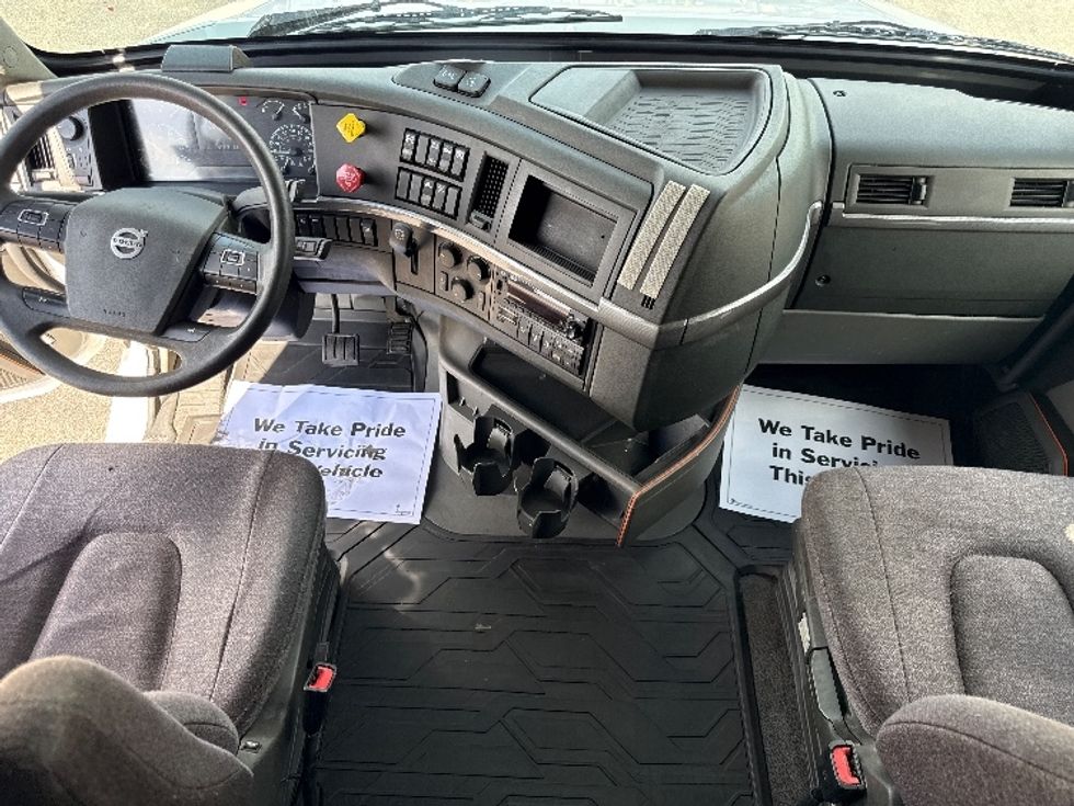 Sleeper Tractor-Heavy Duty Tractors-Volvo-2022-VNL64760-Chicago (Chicago Ridge)-IL-416,321\n\t\tmiles-$ 81,000 - Image 12