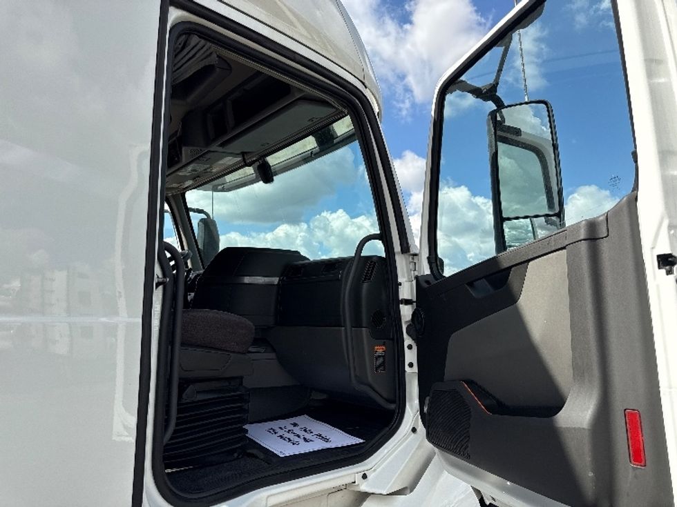 Sleeper Tractor-Heavy Duty Tractors-Volvo-2022-VNL64760-Chicago (Chicago Ridge)-IL-416,321\n\t\tmiles-$ 81,000 - Image 13