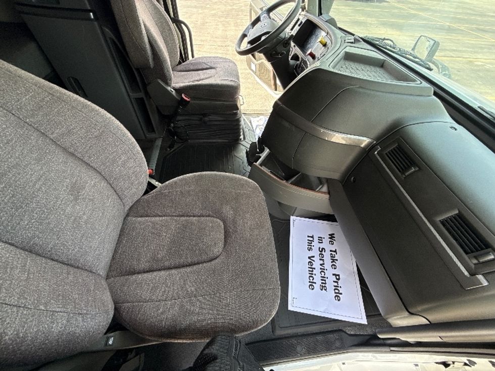 Sleeper Tractor-Heavy Duty Tractors-Volvo-2022-VNL64760-Chicago (Chicago Ridge)-IL-416,321\n\t\tmiles-$ 81,000 - Image 15