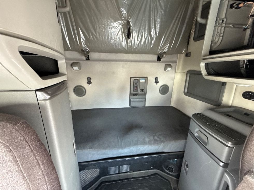 Sleeper Tractor-Heavy Duty Tractors-Volvo-2022-VNL64760-Chicago (Chicago Ridge)-IL-416,321\n\t\tmiles-$ 81,000 - Image 16