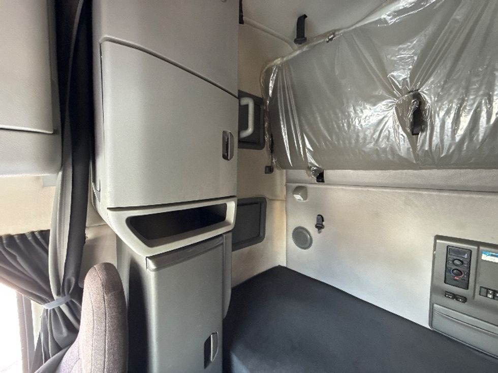 Sleeper Tractor-Heavy Duty Tractors-Volvo-2022-VNL64760-Chicago (Chicago Ridge)-IL-416,321\n\t\tmiles-$ 81,000 - Image 19