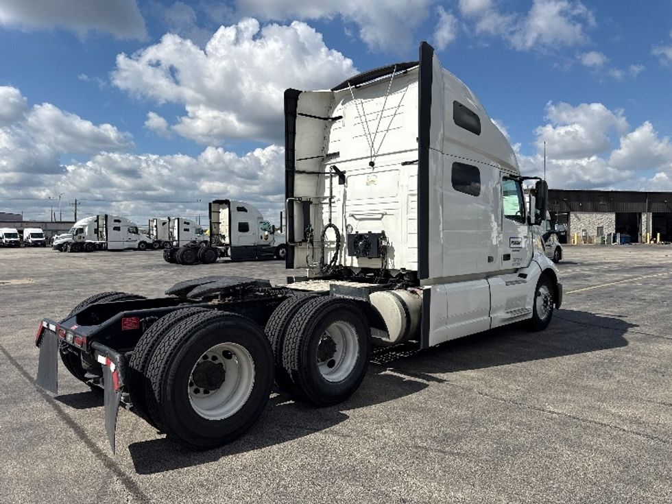 Sleeper Tractor-Heavy Duty Tractors-Volvo-2022-VNL64760-Chicago (Chicago Ridge)-IL-416,321\n\t\tmiles-$ 81,000 - Image 7