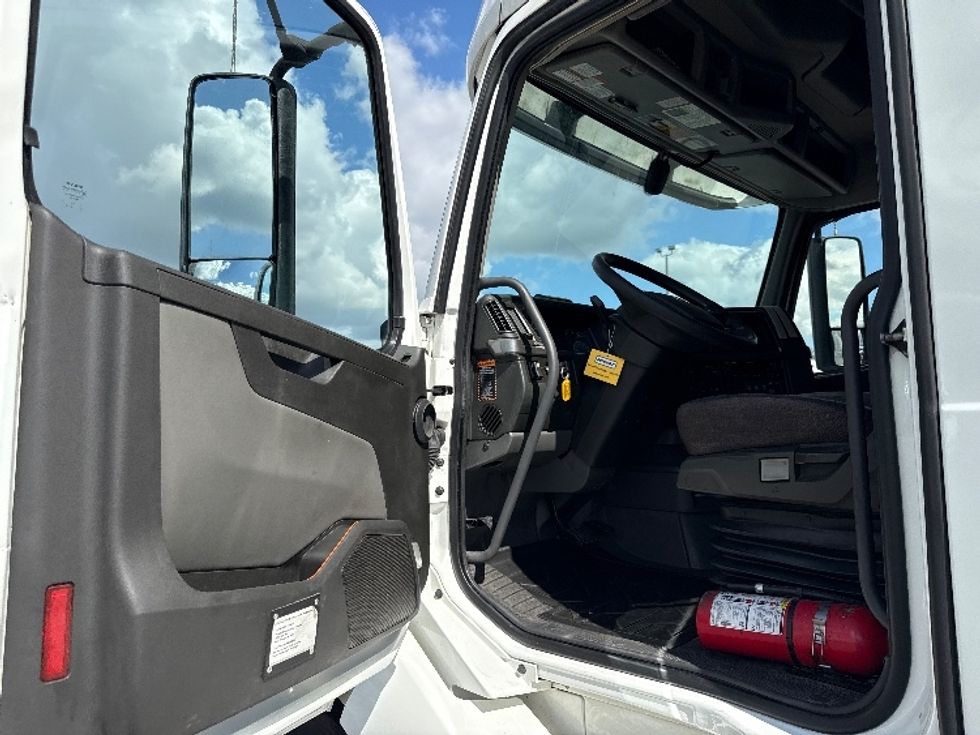 Sleeper Tractor-Heavy Duty Tractors-Volvo-2022-VNL64760-Chicago (Chicago Ridge)-IL-416,321\n\t\tmiles-$ 81,000 - Image 9