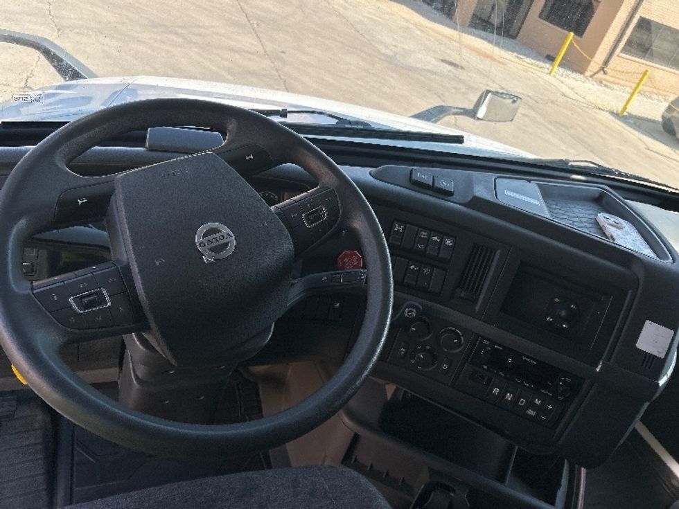 Sleeper Tractor-Heavy Duty Tractors-Volvo-2022-VNL64760-Chicago (Melrose Park)-IL-434,427\n\t\tmiles-$ 78,250 - Image 10