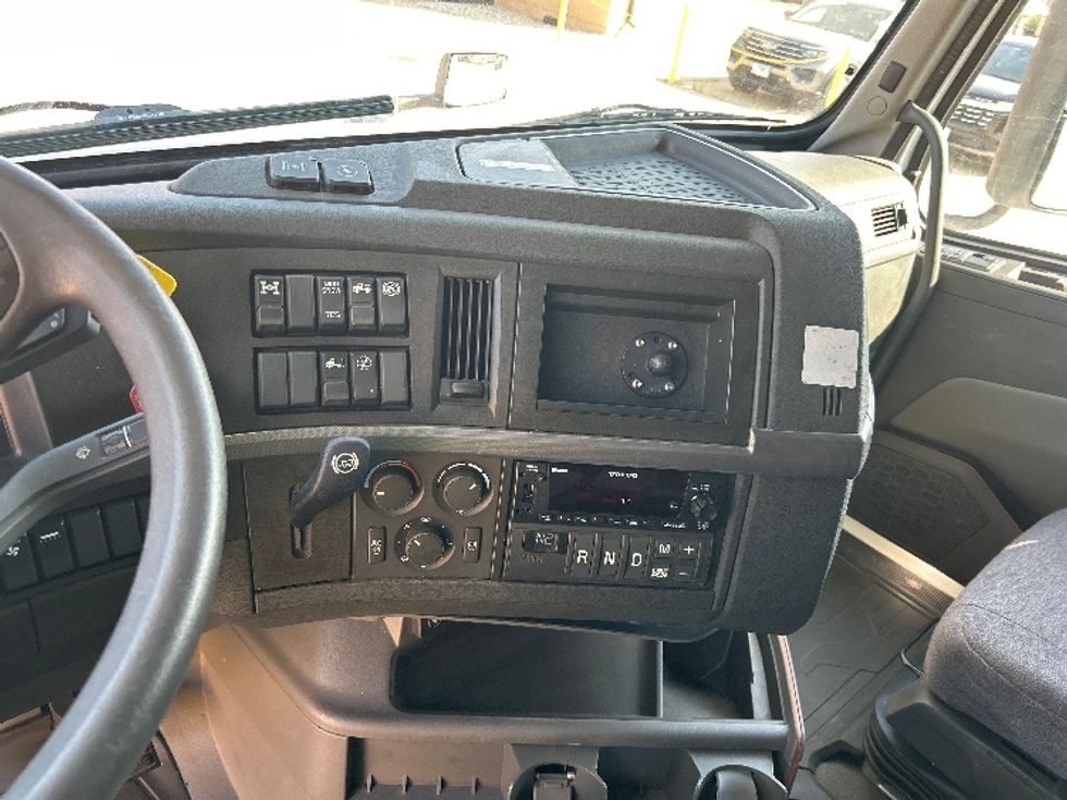 Sleeper Tractor-Heavy Duty Tractors-Volvo-2022-VNL64760-Chicago (Melrose Park)-IL-434,427\n\t\tmiles-$ 78,250 - Image 12